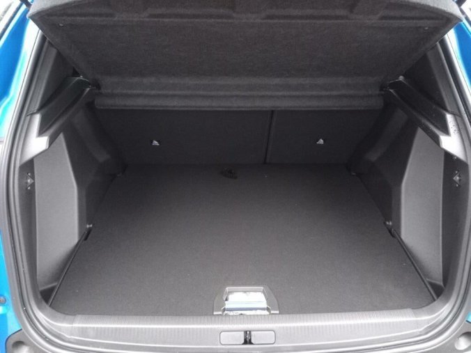 Peugeot 2008, Peugeot 2008 ALLURE 1.2 PureTech 7 let zár., barva modrá