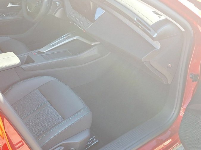 Peugeot 408, Peugeot 408 ALLURE Hybrid 136 e-DCS6, barva červená