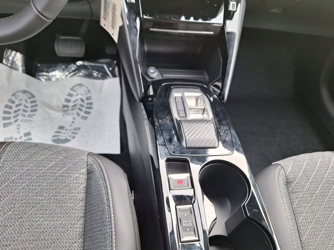 Peugeot 208, Peugeot 208 ALLURE Hybrid 100 e-DCS6, barva žlutá