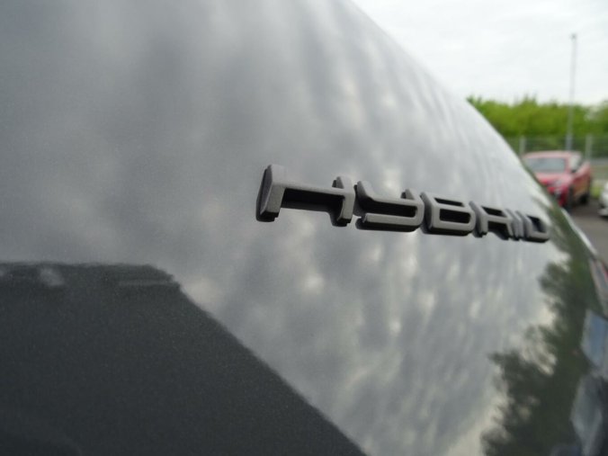 Peugeot 2008, Peugeot 2008 ALLURE Hybrid 145k e-DCS6, barva šedá