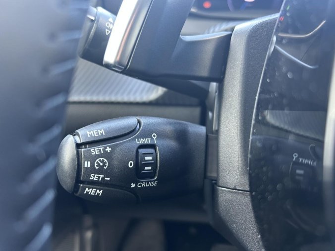 Peugeot 208, Peugeot 208 ALLURE Hybrid 110 e-DCS6, barva zelená