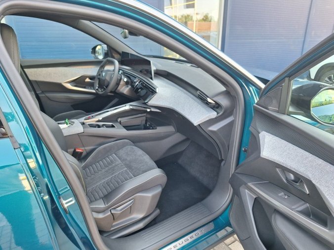 Peugeot 3008, Peugeot 3008 GT Elektromotor 157 kW / 210 k, barva modrá
