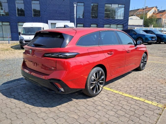 Peugeot 308, Peugeot 308 SW ALLURE Hybrid 145 e-DCS6, barva červená