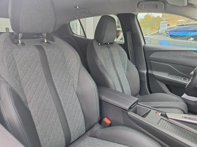 Peugeot 408, Peugeot 408 ALLURE Hybrid 145 e-DCS6, barva bílá