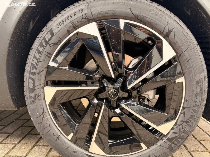 Peugeot 408, Peugeot 408 ALLURE Hybrid 145 e-DCS6, barva bílá