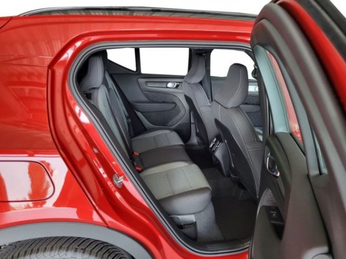 Volvo XC40, B4 2.0L 197+14 HP AT7 FWD PLUS, barva červená