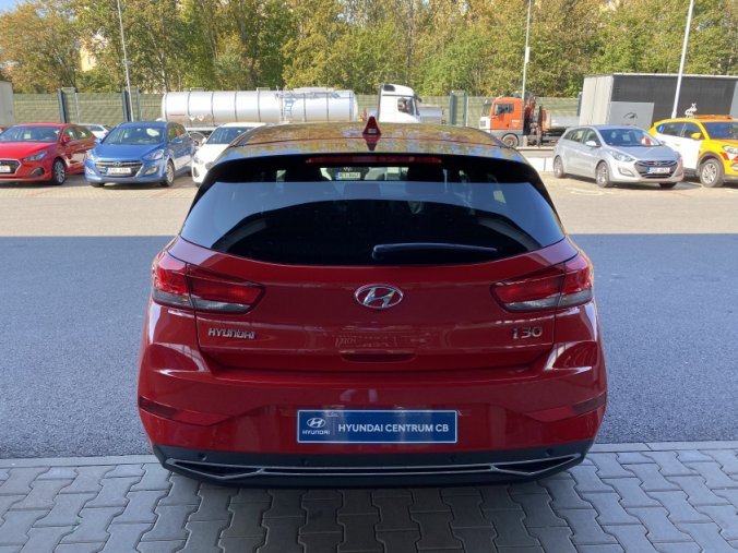 Hyundai i30, 1,5i 81 kW MT, barva červená