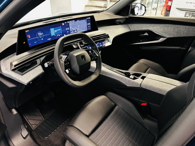 Peugeot 3008, Peugeot 3008 GT Hybrid 136 e-DCS6, barva modrá