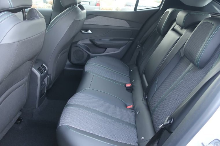 Peugeot 408, Peugeot 408 Allure Hybrid 136e - DCS6, barva bílá