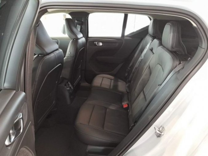 Volvo XC40, T5 FWD RECHARGE 1.5L 180 HP IN, barva stříbrná