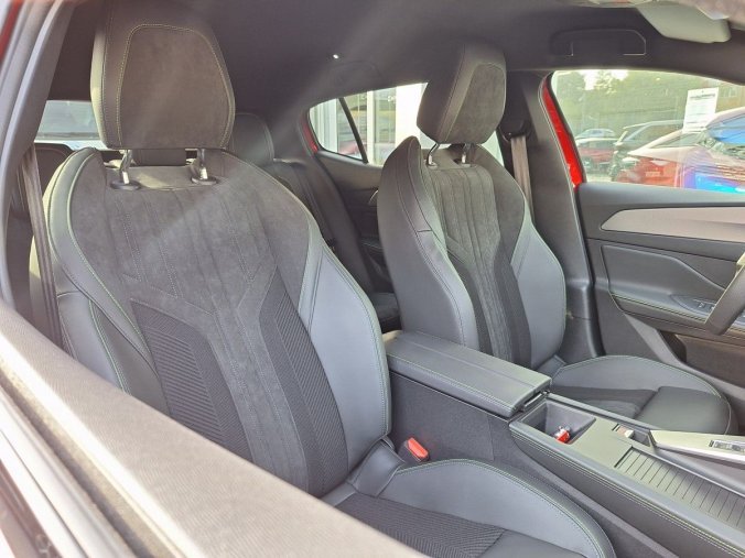 Peugeot 408, Peugeot 408 GT Hybrid 145 e-DCS6, barva červená