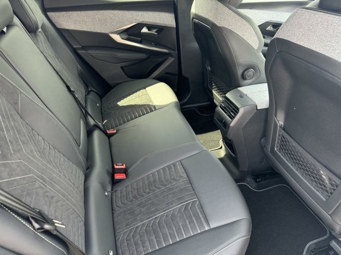 Peugeot 3008, Peugeot 3008 E-GT, barva bílá