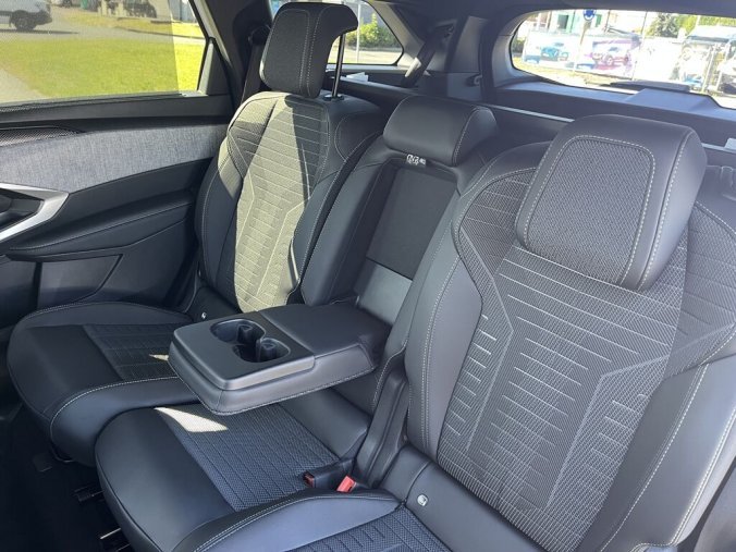 Peugeot 5008, Peugeot 5008 GT Hybrid 145 e-DCS6, barva bílá