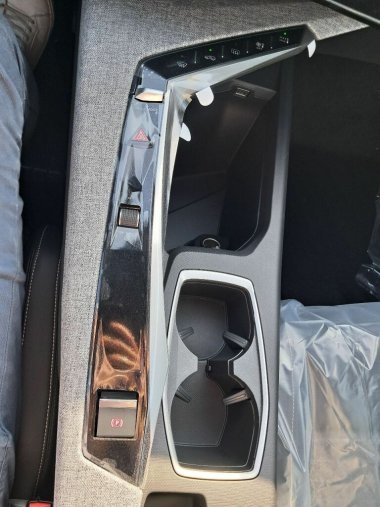 Peugeot 5008, Peugeot 5008 5008 ALLURE Hybrid 145 e-DCS6, barva modrá