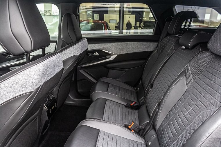 Peugeot 5008, Peugeot 5008 1,2 ALLURE Hybrid 145 e-DCS6, barva bílá