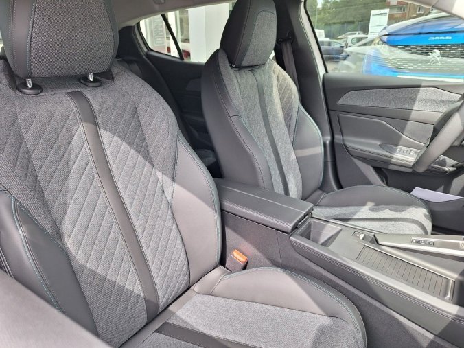 Peugeot 408, Peugeot 408 ALLURE Hybrid 145 e-DCS6, barva bílá