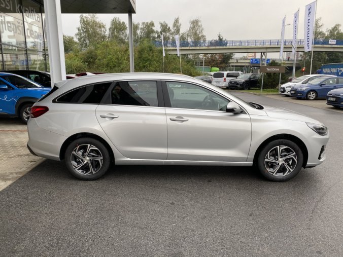 Hyundai i30, 1,5i 81 kW MT, barva stříbrná