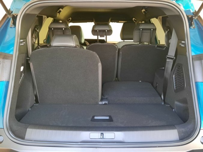 Peugeot 5008, Peugeot 5008 5008 ALLURE Hybrid 145 e-DCS6, barva modrá
