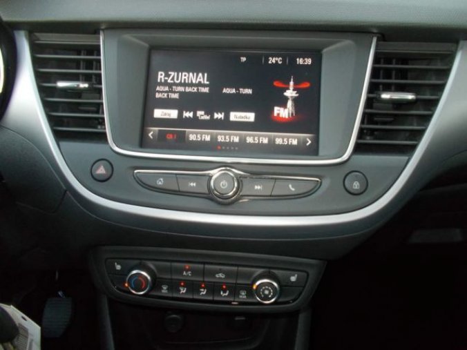 Volvo XC40, B3 2.0L 163 HP AT7 FWD CORE, barva stříbrná