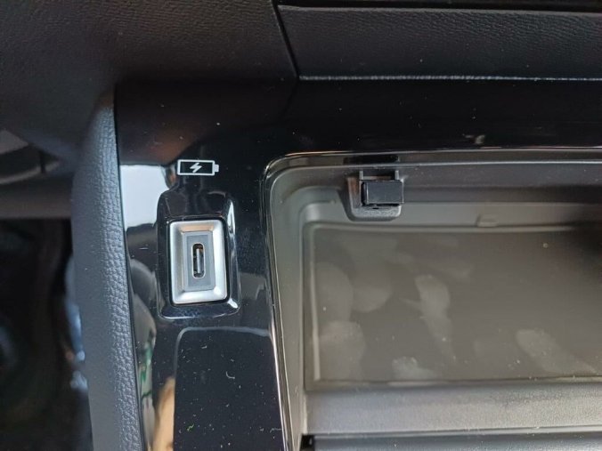 Peugeot 2008, Peugeot 2008 ALLURE 1.2 PureTech 7 let zár., barva červená