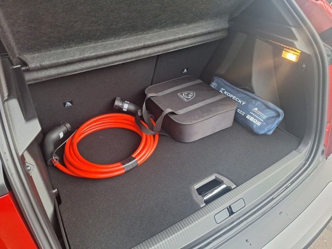 Peugeot 2008, Peugeot 2008 e-ALLURE 115 kW / 156 k (Bater, barva červená