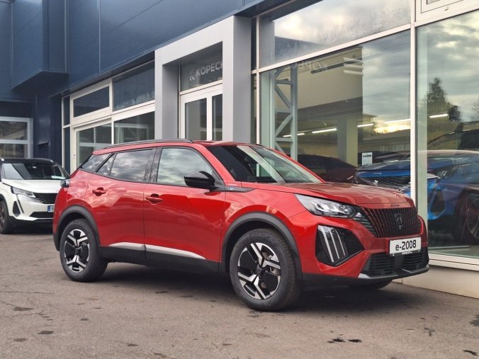 Peugeot 2008, Peugeot 2008 e-ALLURE 115 kW / 156 k (Bater, barva červená