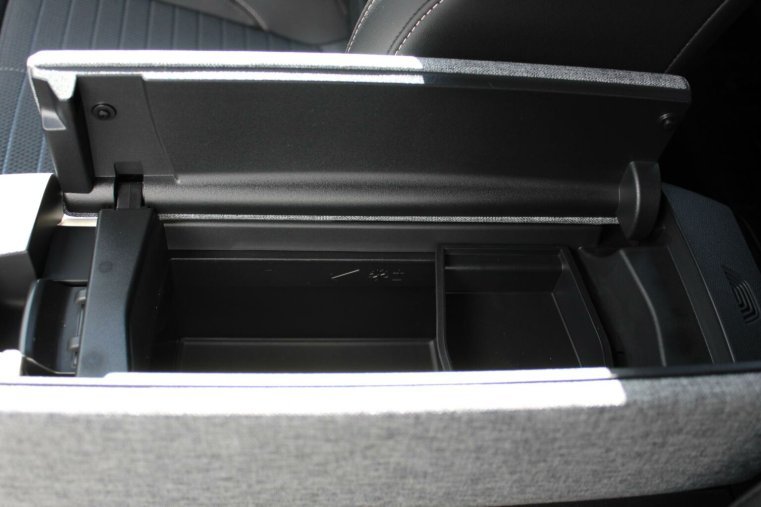 Peugeot 5008, Peugeot 5008 ALLURE Hybrid 145k e-DCS6, barva modrá