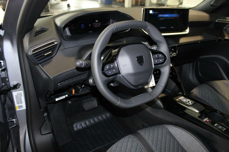 Peugeot 2008, Peugeot 2008 ALLURE Hybrid 136 e-DCS6, barva stříbrná