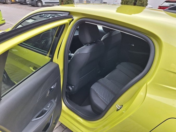 Peugeot 208, Peugeot 208 ALLURE Hybrid 100 e-DCS6, barva žlutá