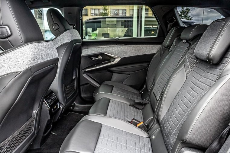 Peugeot 5008, Peugeot 5008 1,2 ALLURE Hybrid 145 e-DCS6, barva modrá