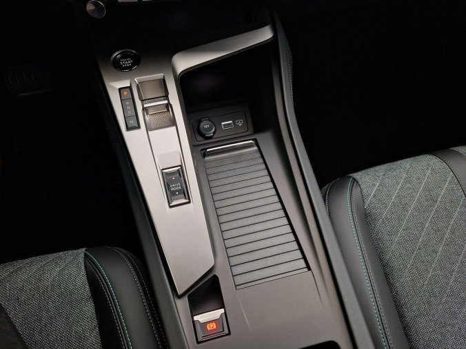 Peugeot 408, Peugeot 408 ALLURE Hybrid 145 e-DCS6, barva modrá