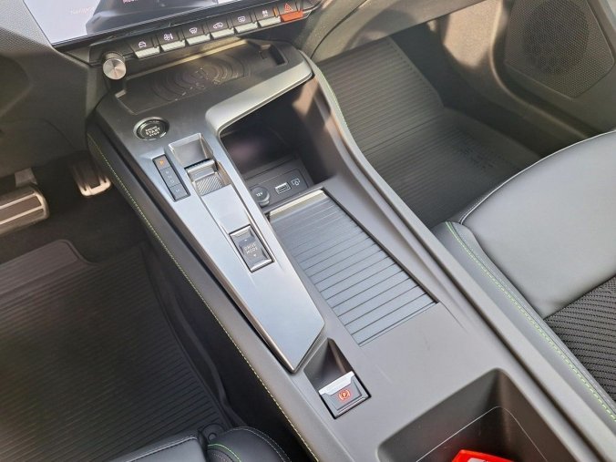 Peugeot 408, Peugeot 408 GT Hybrid 145 e-DCS6, barva červená