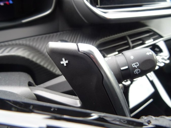 Peugeot 2008, Peugeot 2008 ALLURE Hybrid 145k e-DCS6, barva šedá