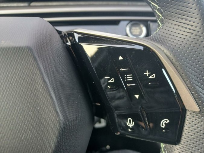 Peugeot 5008, Peugeot 5008 GT Hybrid 136 e-DCS6, barva modrá