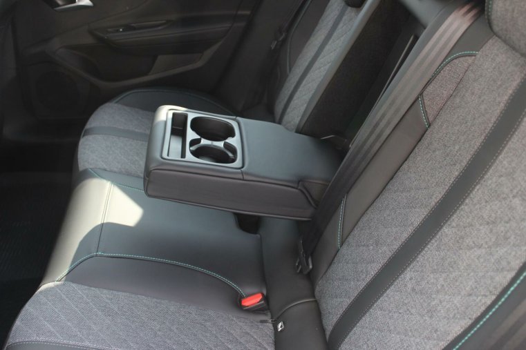 Peugeot 408, Peugeot 408 ALLURE Hybrid 145 e-DCS6, barva bílá