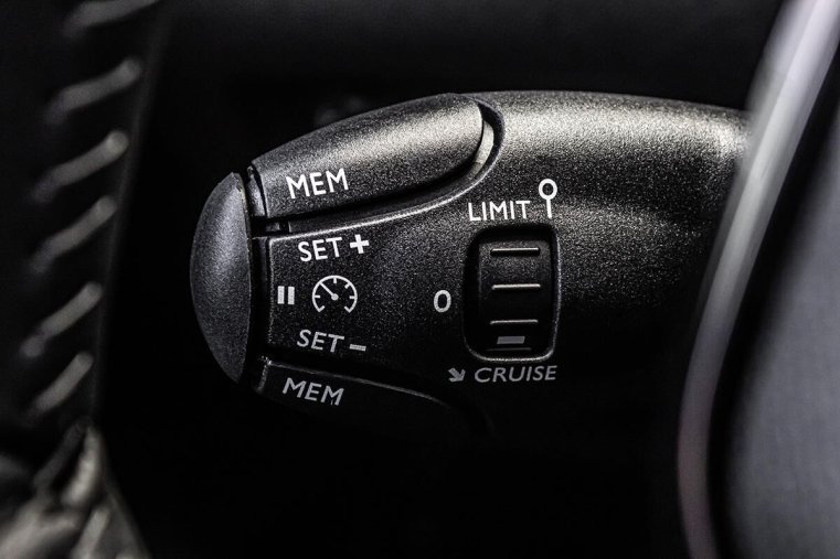 Peugeot 208, Peugeot 208 1,2 ALLURE PureTech 100 S&S MA, barva červená
