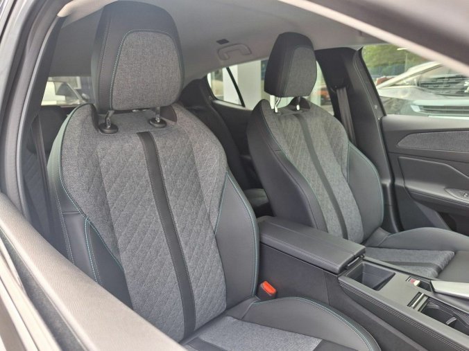 Peugeot 408, Peugeot 408 ALLURE Hybrid 145 e-DCS6, barva šedá