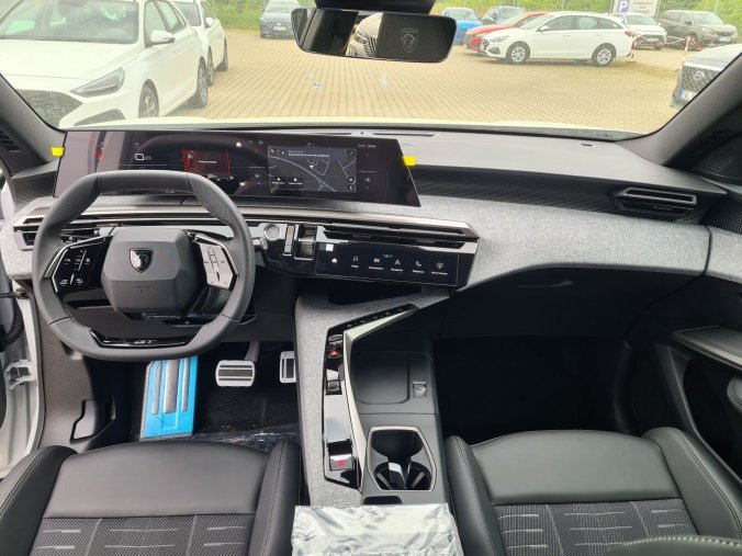 Peugeot 5008, Peugeot 5008 5008 GT Hybrid 145 e-DCS6, barva bílá