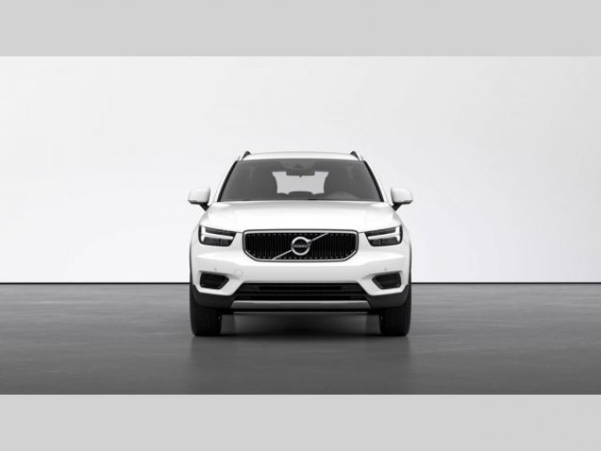 Volvo XC40, T3 1.5L 163 HP MOMENTUM AT8 FW, barva bílá