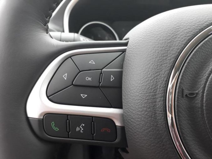 Jeep Compass, 1.3 130 PS NIGHT EAGLE skladem, barva stříbrná