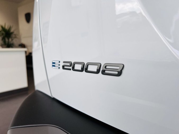 Peugeot 2008, Peugeot 2008 GT Elektro, e-dojezd 341km, barva bílá
