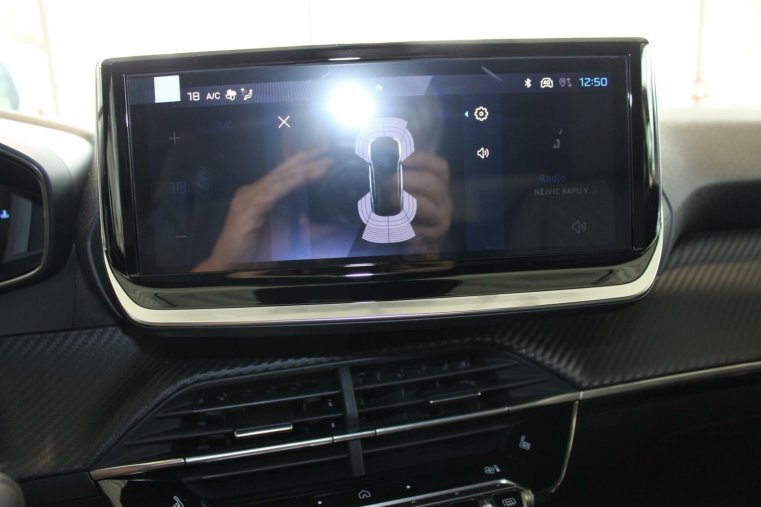 Peugeot 2008, Peugeot 2008 ALLURE Hybrid 136 e-DCS6, barva stříbrná
