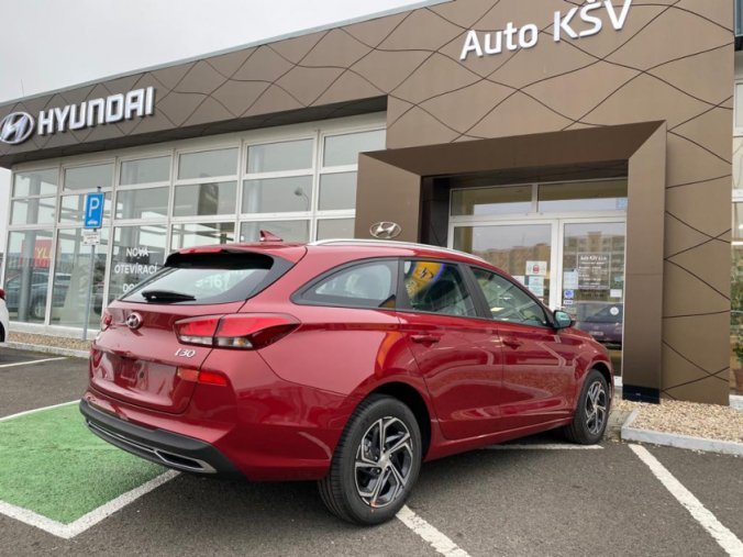 Hyundai i30, 1,5i 81 kW MT, barva červená