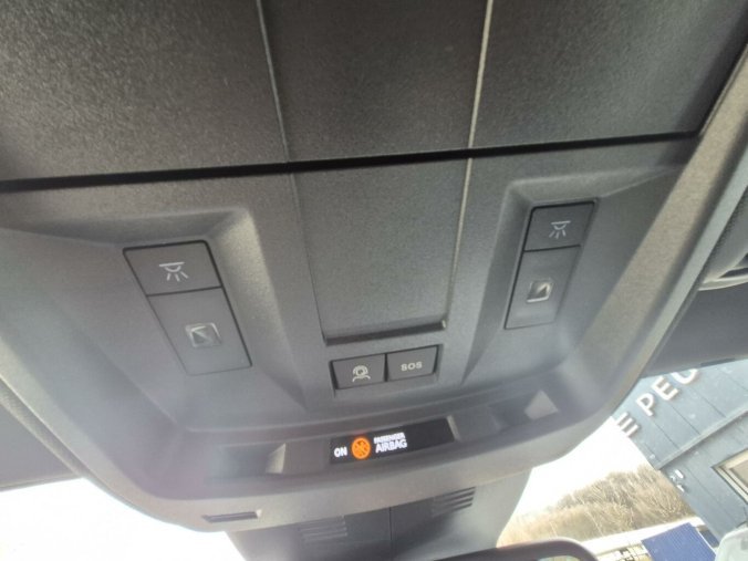 Peugeot 5008, Peugeot 5008 ALLURE Hybrid 145 e-DCS6, barva šedá