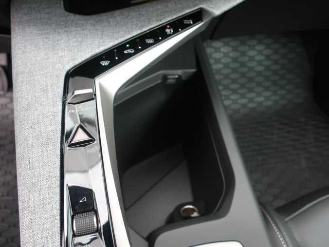 Peugeot 3008, Peugeot 3008 ALLURE Hybrid 145 e-DCS6, barva modrá