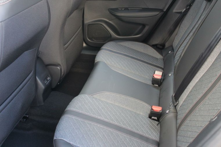 Peugeot 2008, Peugeot 2008 ALLURE Hybrid 145 e-DCS6, barva šedá