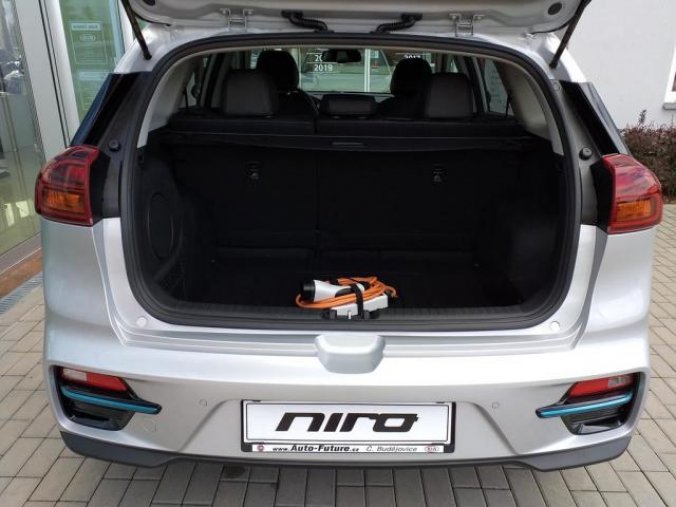 Kia e-Niro, EXECUTIVE 150kW+64kWh, barva stříbrná