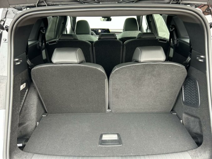 Peugeot 5008, Peugeot 5008 GT Hybrid 145 e-DCS6, barva stříbrná