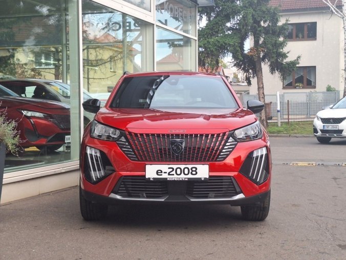 Peugeot 2008, Peugeot 2008 e-ALLURE 115 kW / 156 k (Bater, barva červená