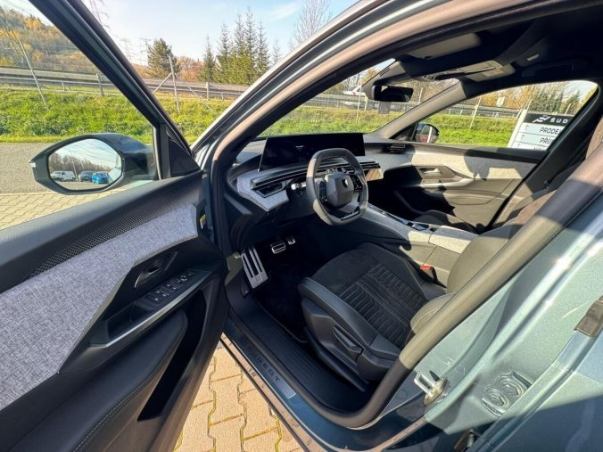 Peugeot 5008, Peugeot 5008 GT Elektromotor 157 kW / 210 k, barva modrá